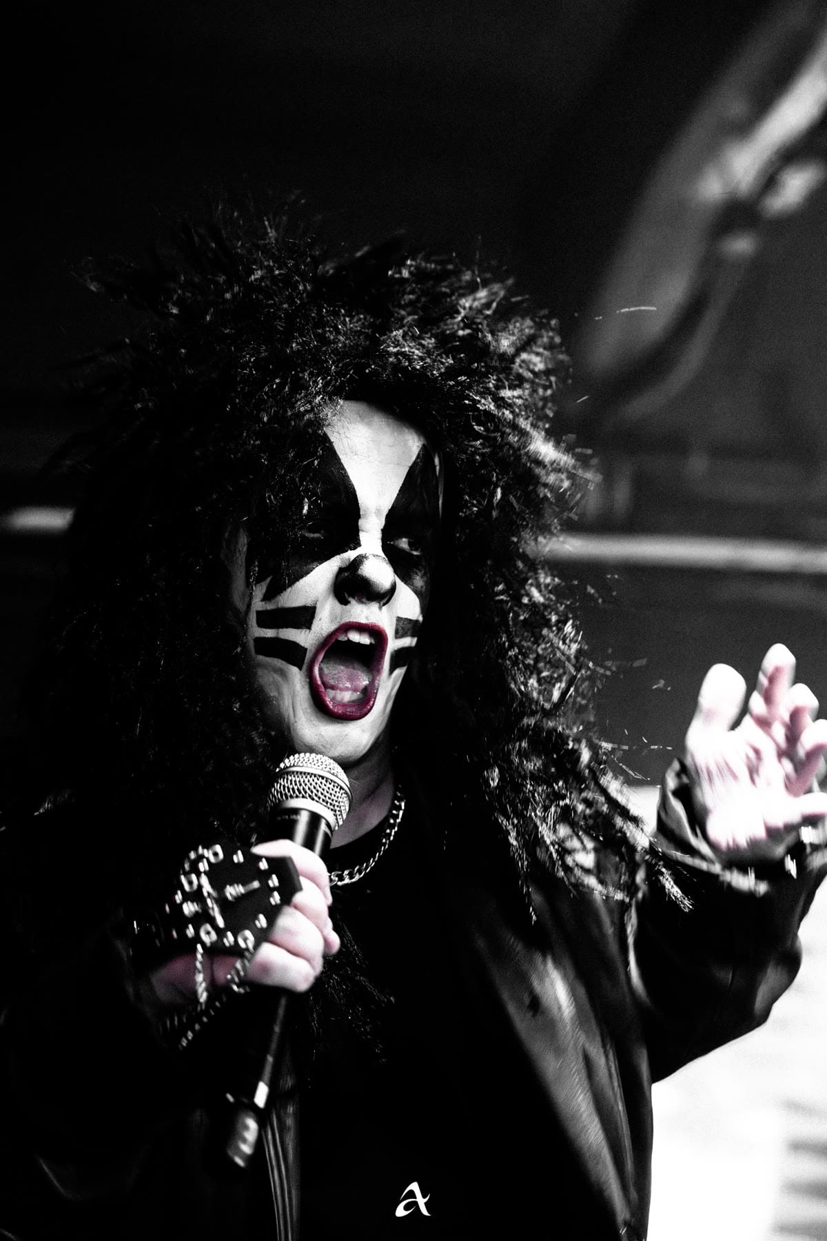 Артист маленького роста в гриме KISS поёт в микрофон