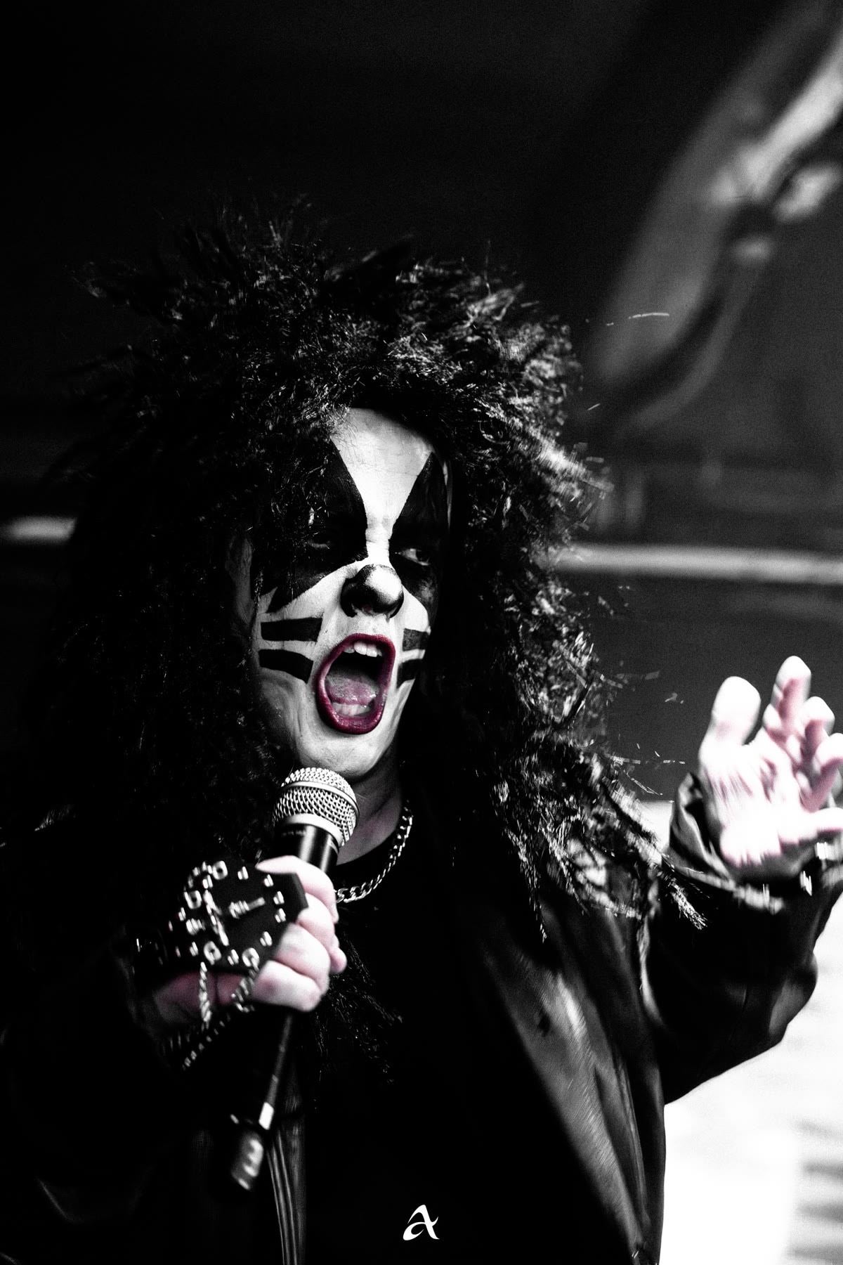 Артист маленького роста в гриме KISS поёт в микрофон